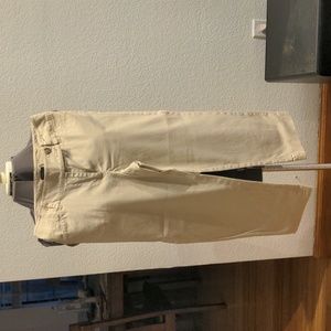 Ann Taylor crop pants in beige, size 6. Good condition.
